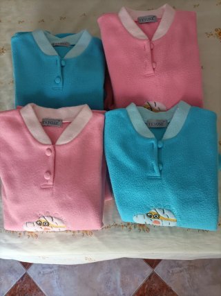 4 Pijamas polares de niña