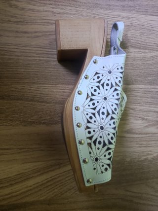Zuecos de madera con flores