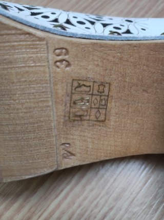 Zuecos de madera con flores