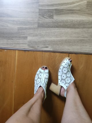 Zuecos de madera con flores