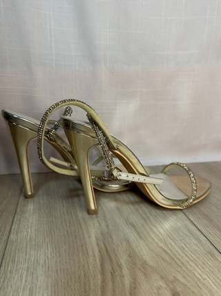 Sandalias doradas de tiras con pedrería
