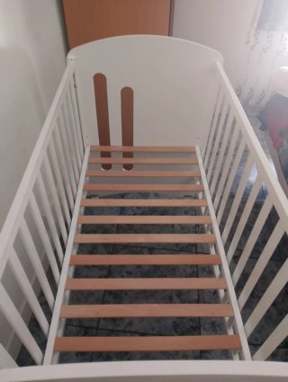 Cuna bebé blanca con osito y avión