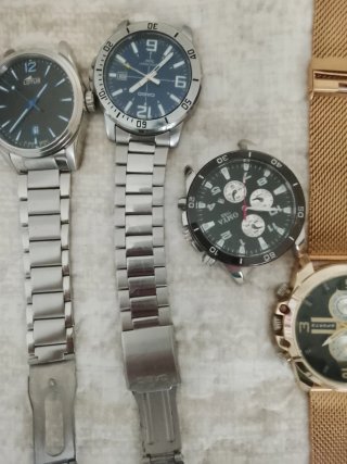 Reloj OMYA Negro y Dorado