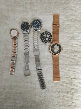 Reloj OMYA Negro y Dorado
