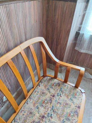 2 Sofás de madera con cojín estampado