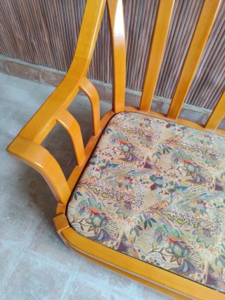 2 Sofás de madera con cojín estampado