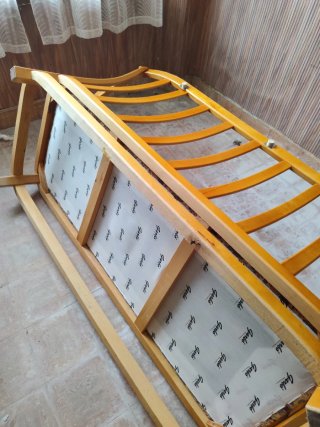 2 Sofás de madera con cojín estampado
