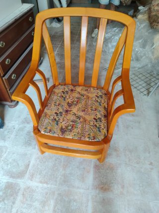 2 Sofás de madera con cojín estampado