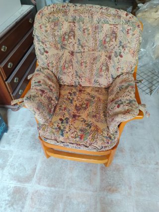2 Sofás de madera con cojín estampado