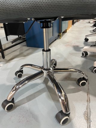 Silla de oficina ergonómica negra y plateada