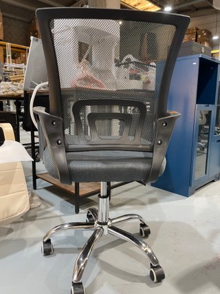 Silla de oficina ergonómica negra y plateada