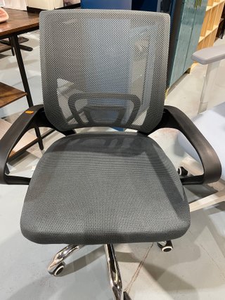 Silla de oficina ergonómica negra y plateada