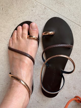 Sandalias de piel marrón y dorado