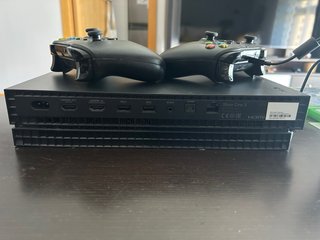 Xbox One X + 2 Mandos + 4 Juegos