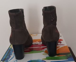 Botines Desigual Marrones con Detalles Rosas