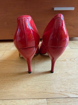 Zapatos de tacón rojos charol