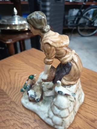 Figura de porcelana mujer anciana