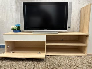 Mueble de salón modular madera y blanco