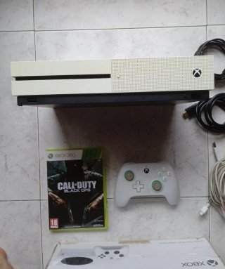 Xbox One S 1TB + Controller + Black Ops