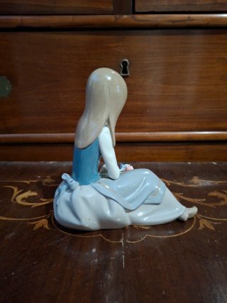 Figura Lladro Niña con Flores
