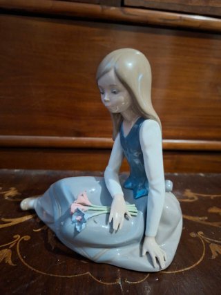 Figura Lladro Niña con Flores