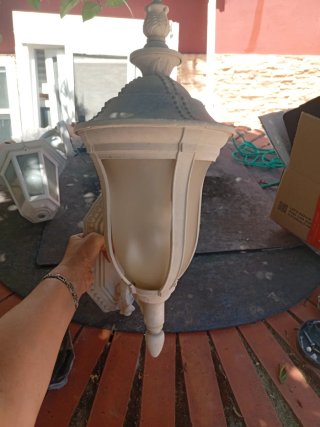 Lámpara de exterior beige y blanca