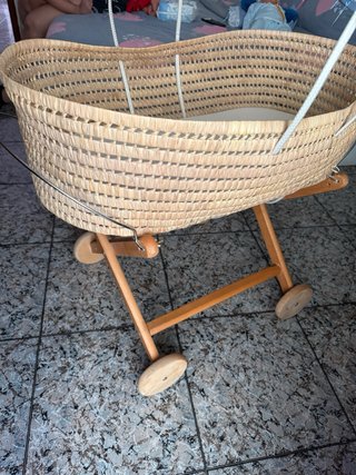 Moisés de mimbre con soporte de madera,