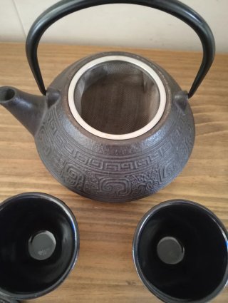 Tetera y vasos de hierro fundido