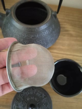 Tetera y vasos de hierro fundido
