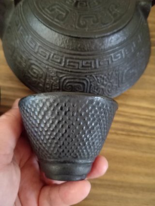 Tetera y vasos de hierro fundido
