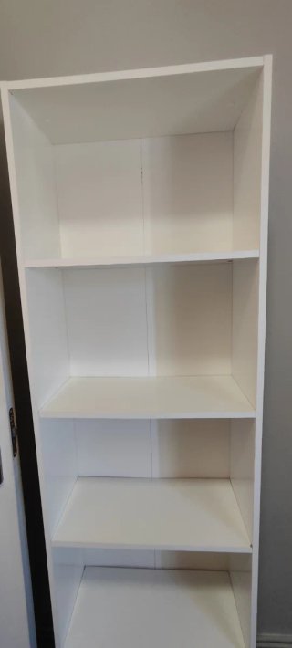 Estantería blanca de madera, precio negociable.