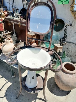 Lavabo antiguo con espejo y jarrón