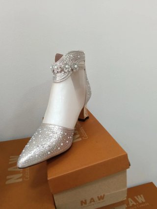 Zapatos de tacón dorados con piedritas