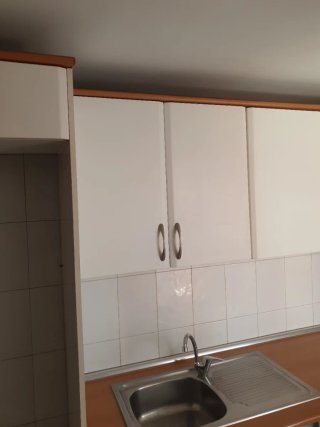 Muebles de cocina blancos y madera