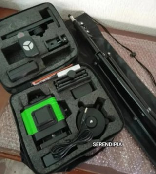 NIVEL LÁSER 12 LÍNEAS 2 BATERÍAS Y TRÍPODE.