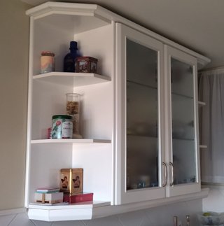 Vitrina de cocina de cristal y madera
