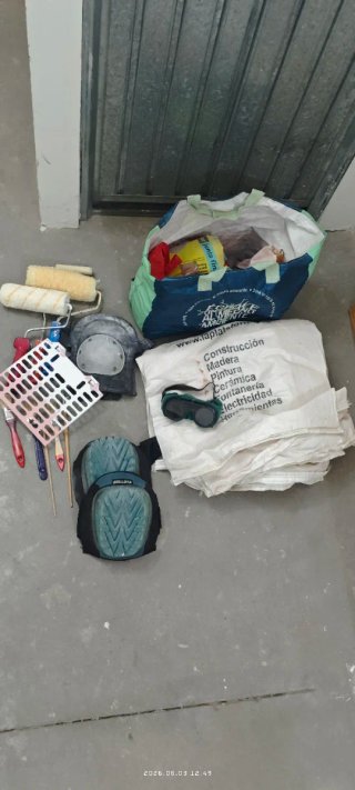 Rodilleras y brochas para pintar