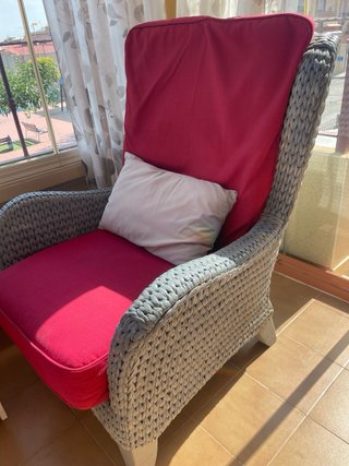 2 sillones de terraza grises y rojos