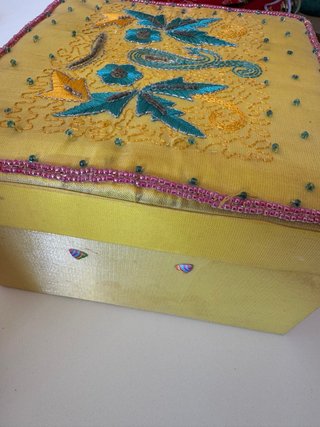 Caja decorada con abalorios