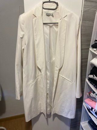 Americana larga blanca Stradivarius 90cm