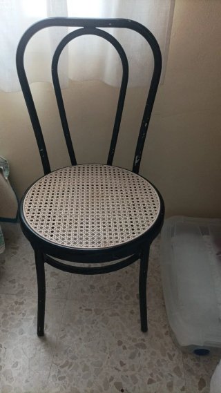 Silla de hierro y ratán negra