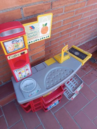 Casita infantil Little Tikes y regalo supermercado