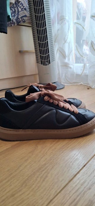Zapatillas Sheedy cuero negro lazo rosa
