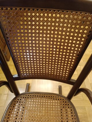 Silla mecedora de madera y ratán