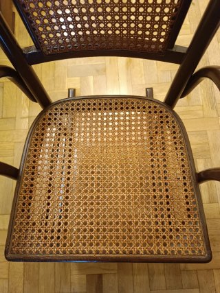 Silla mecedora de madera y ratán