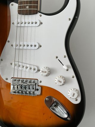Guitarra Eléctrica Squier Sunburst