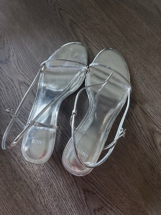 Sandalias cuña plateadas Mango