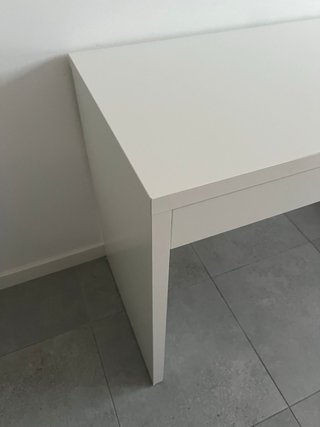 Escritorio blanco con cajones