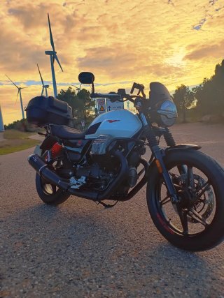 Moto Guzzi V7 Stone Ten