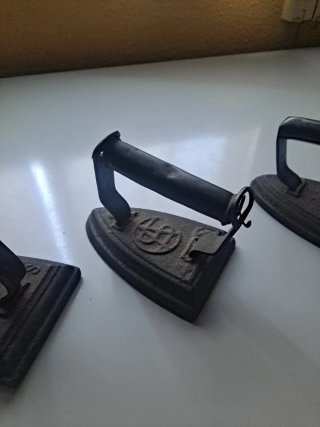 Colección de cuatro Planchas Antiguas de Hierro.